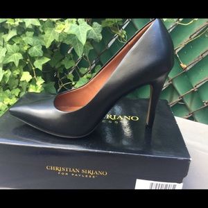 No frill black pumps. Never worn.